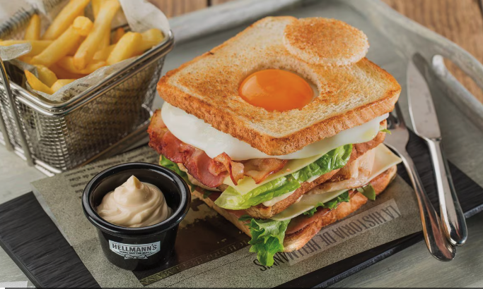 Club Sandwich con patatas fritas